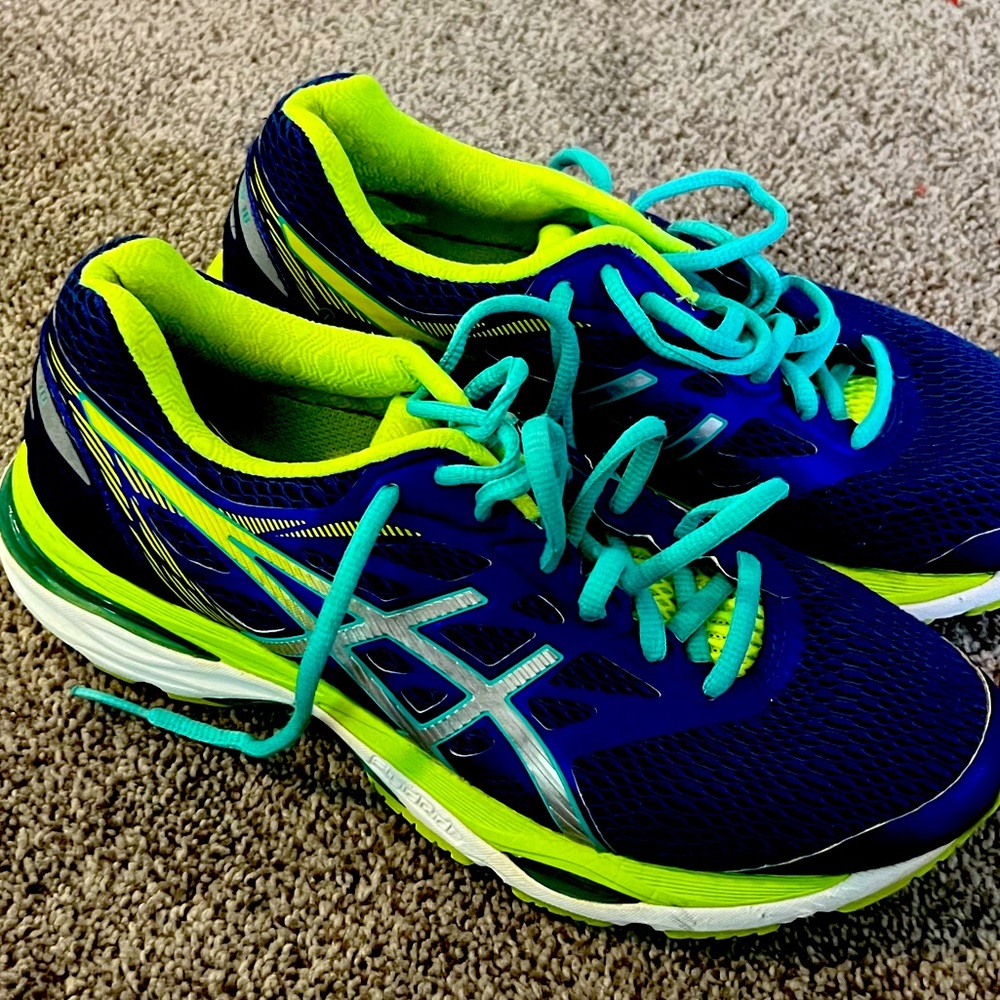 ASICS women’s Gel Cumulus gym shoes - gently worn - size 7